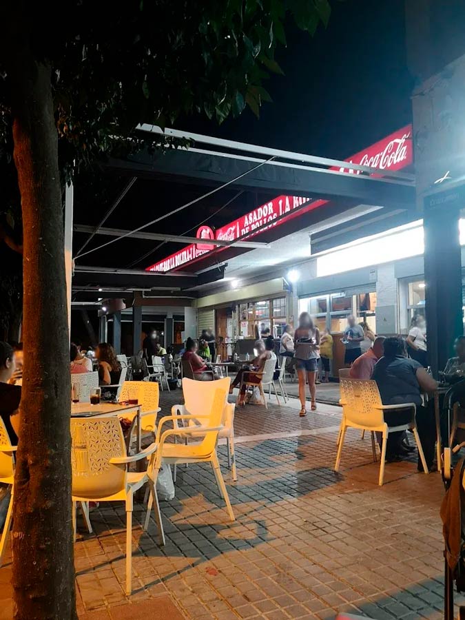 Terraza exterior de Bar La Bolera de noche en Parque Alcosa Sevilla