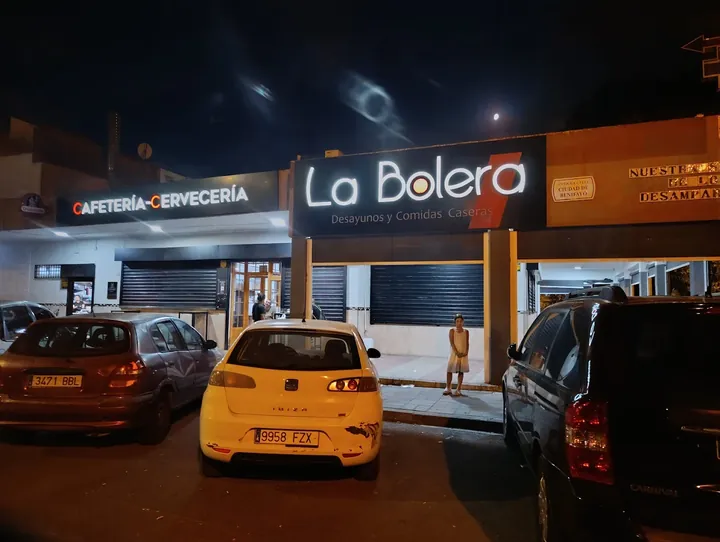 Fachada iluminada de noche de Bar La Bolera