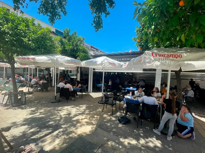 Terraza exterior de La Bolera en Parque Alcosa