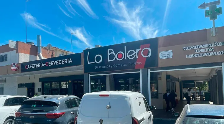 Fachada principal de Bar La Bolera Sevilla de día