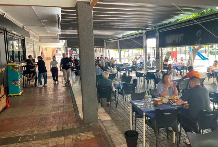 Terraza cubierta con mesas de Bar La Bolera Alcosa