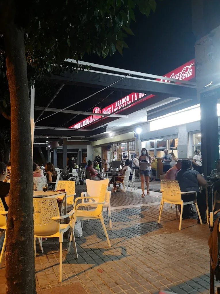 Terraza exterior de Bar La Bolera de noche en Parque Alcosa Sevilla